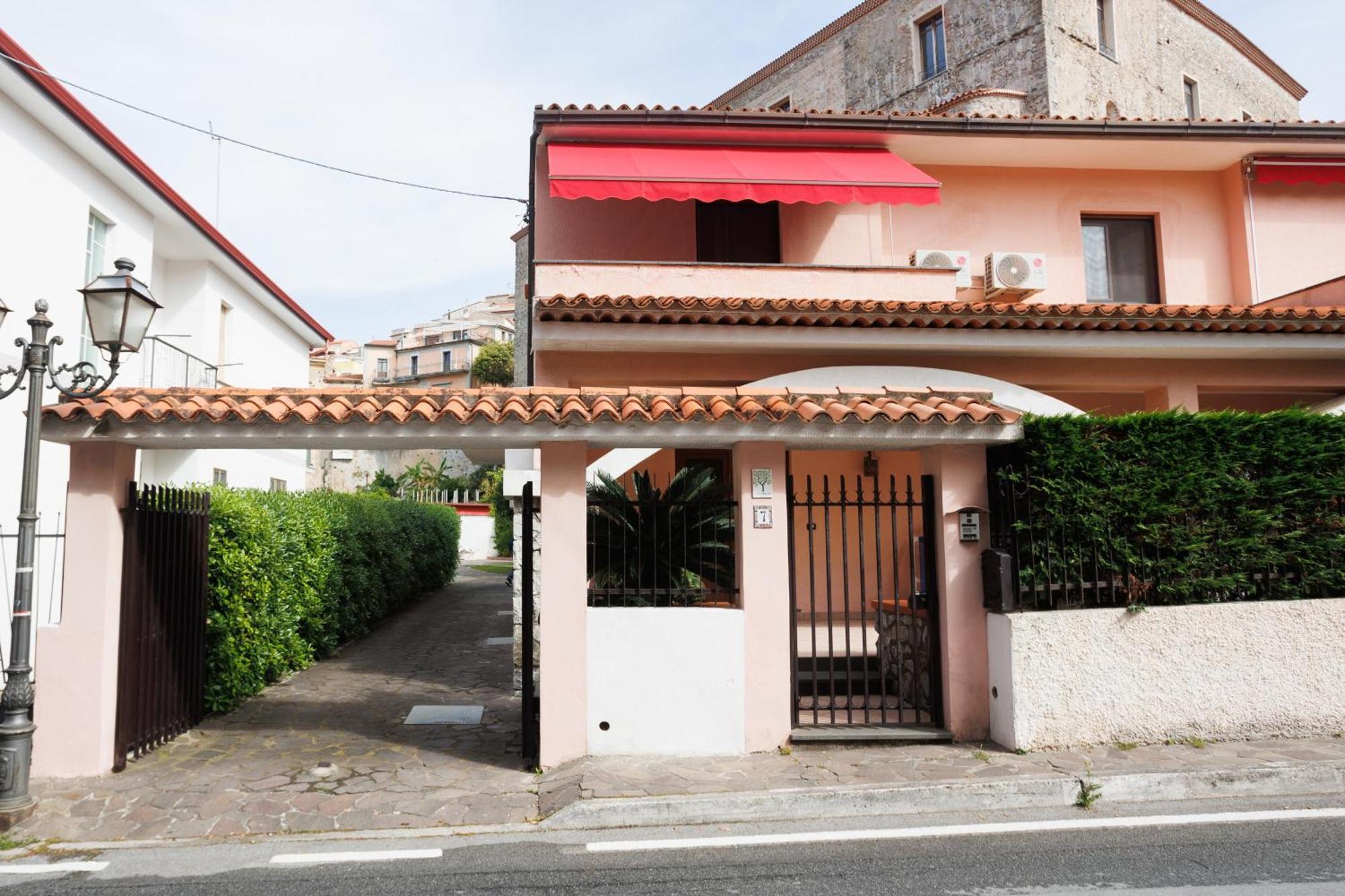 The Lemon Tree House Apartman Scalea Kültér fotó