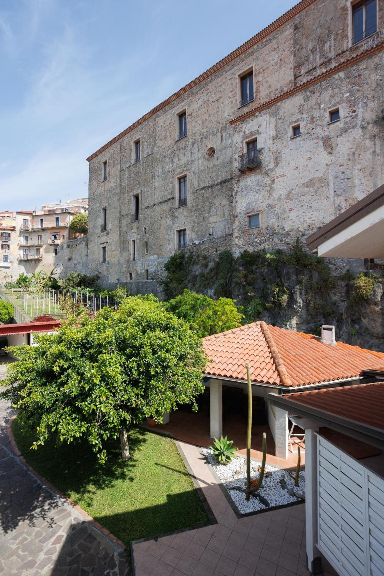 The Lemon Tree House Apartman Scalea Kültér fotó