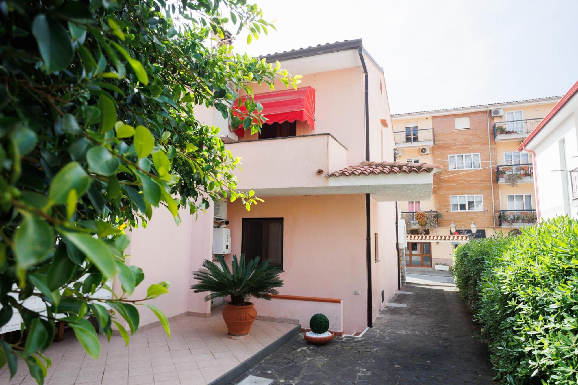 The Lemon Tree House Apartman Scalea Kültér fotó